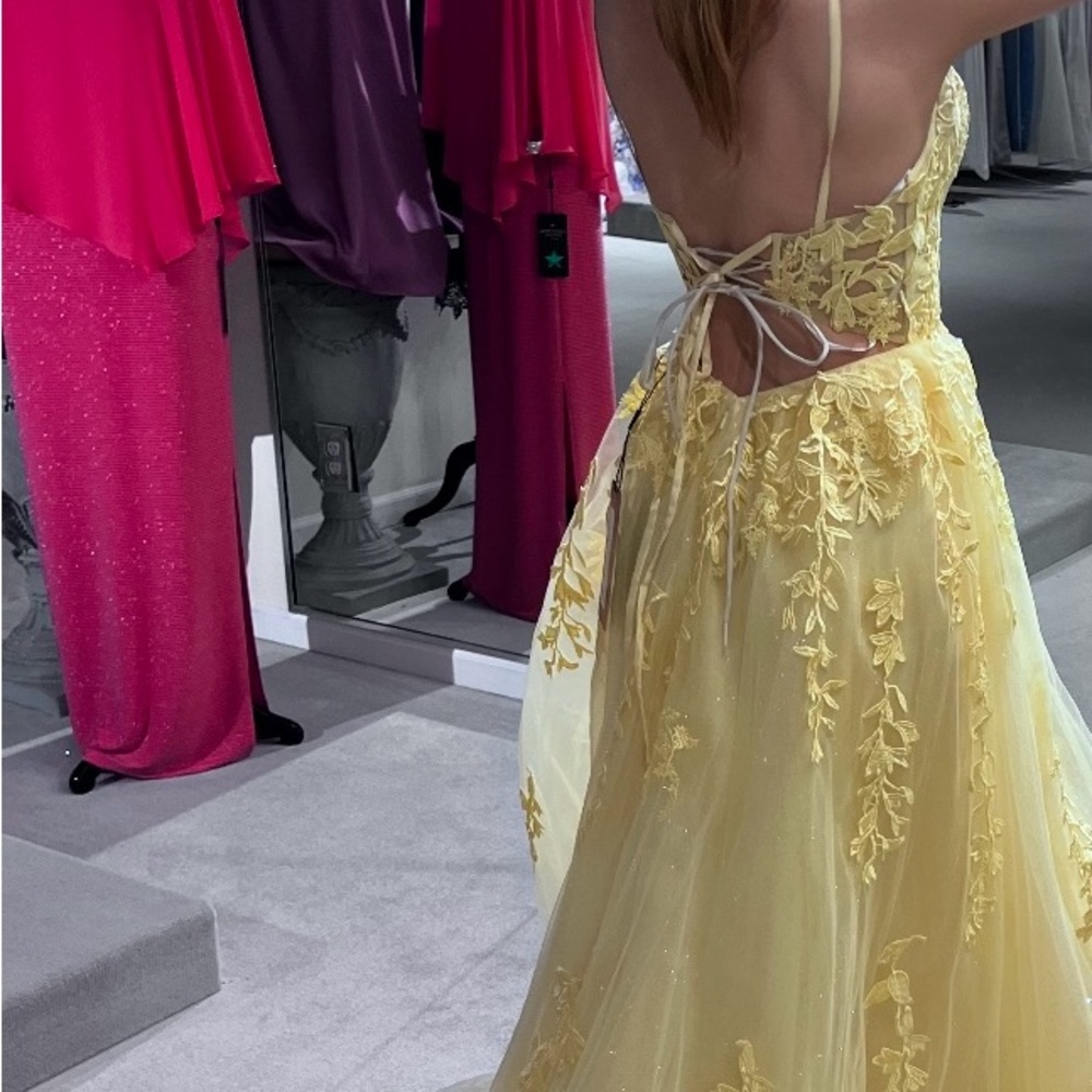 Elegant Yellow Lace Evening Gown